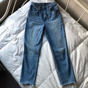 Abecrombie & Fitch Women's Ultra High Rise Mom Jean Size 25/0 Raw Hem Ankle